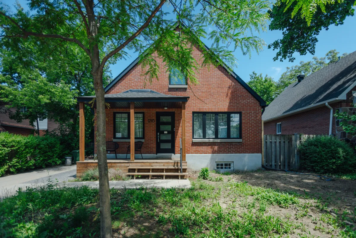 Maison en brique avec véranda à Cartierville, Ahuntsic, Montréal