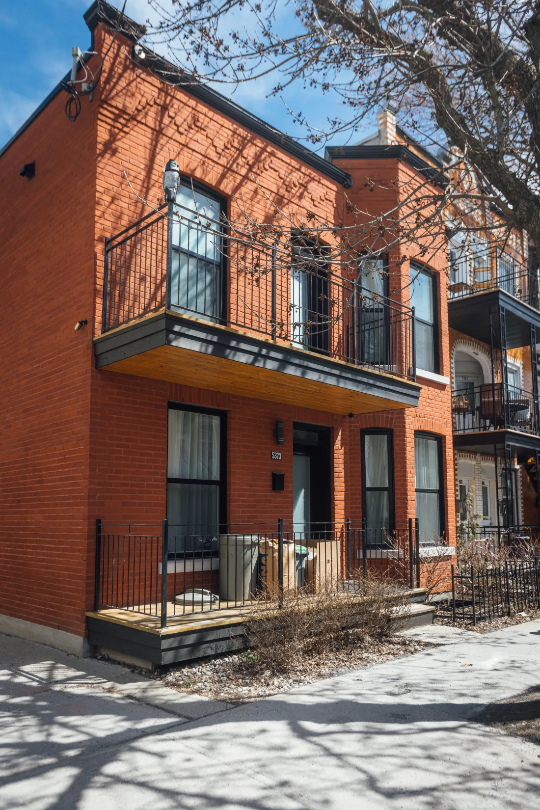 Plex en brique dans le Mile-Ex (Marconi–Alexandra), Rosemont, Montréal