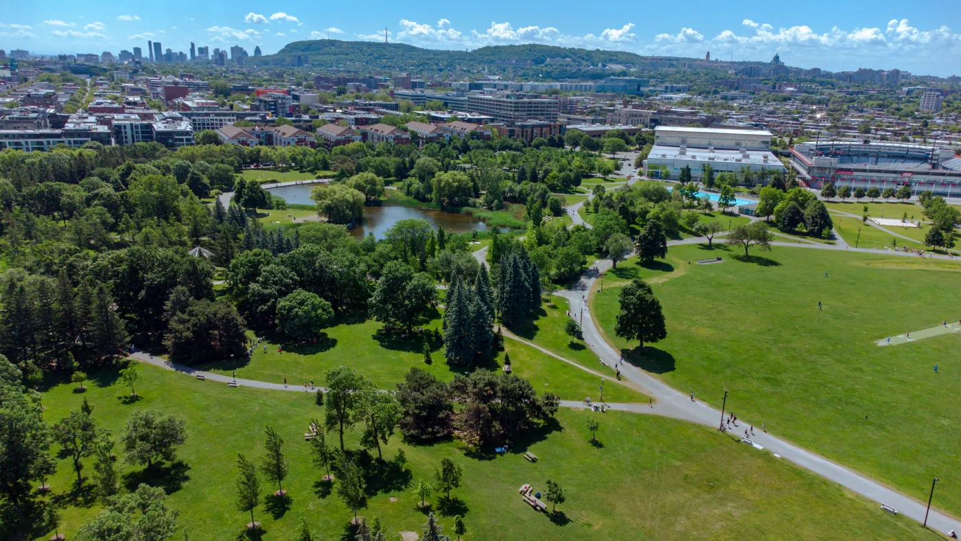 Vue aérienne du parc Jarry à Parc-Extension, Villeray, Montréal