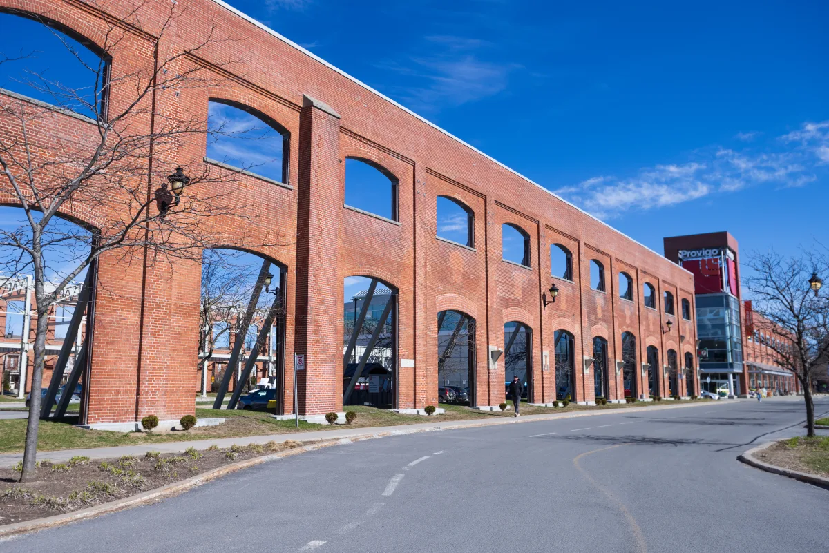 Ancien bâtiment industriel reconverti des Shops Angus, Rosemont, Montréal