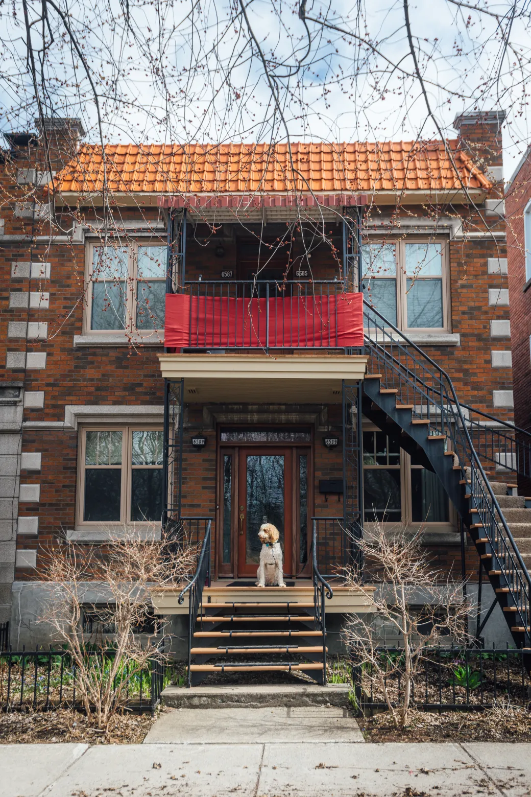 Plex en brique avec escalier extérieur dans le Vieux-Rosemont, Montréal
